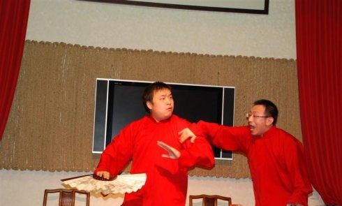 哑巴打手势打一成语：哑巴打手势