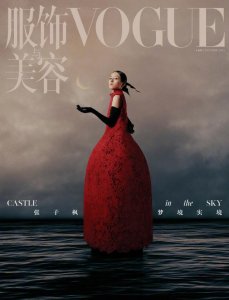 ​张子枫登《VOGUE》杂志银十封面 身着红色高定礼服复古梦幻