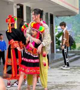 ​路人拍的张馨予又仙又美 《悠然的客栈》张馨予中式民俗风穿搭盘发生图好绝！