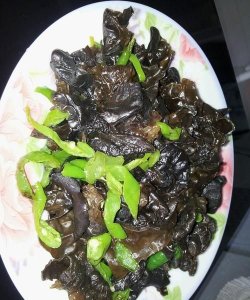 ​木耳炒辣椒怎么炒,木耳洋葱辣椒的做法大全