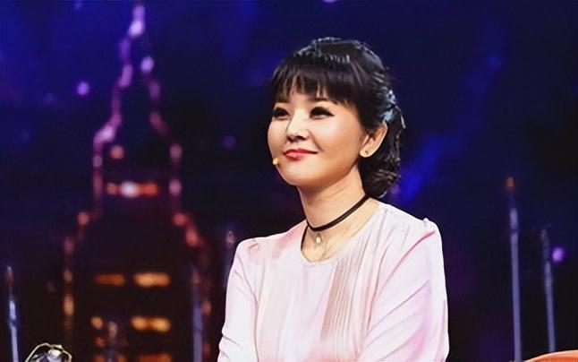 方琼简介个人资料（方琼：嫁大8岁副台长，闪婚后为丈夫生儿子，如今活成人生赢家）