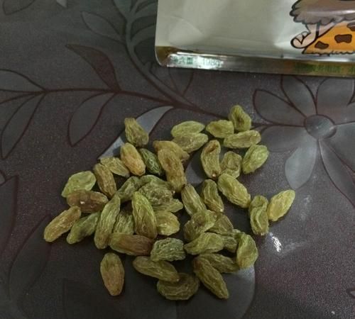 葡萄干绿色变深棕色还能吃吗