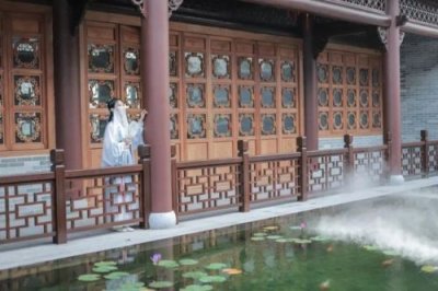 ​碧云天黄花地西风紧北雁南飞晓来谁染霜林醉(碧云天黄花地出自于哪里)