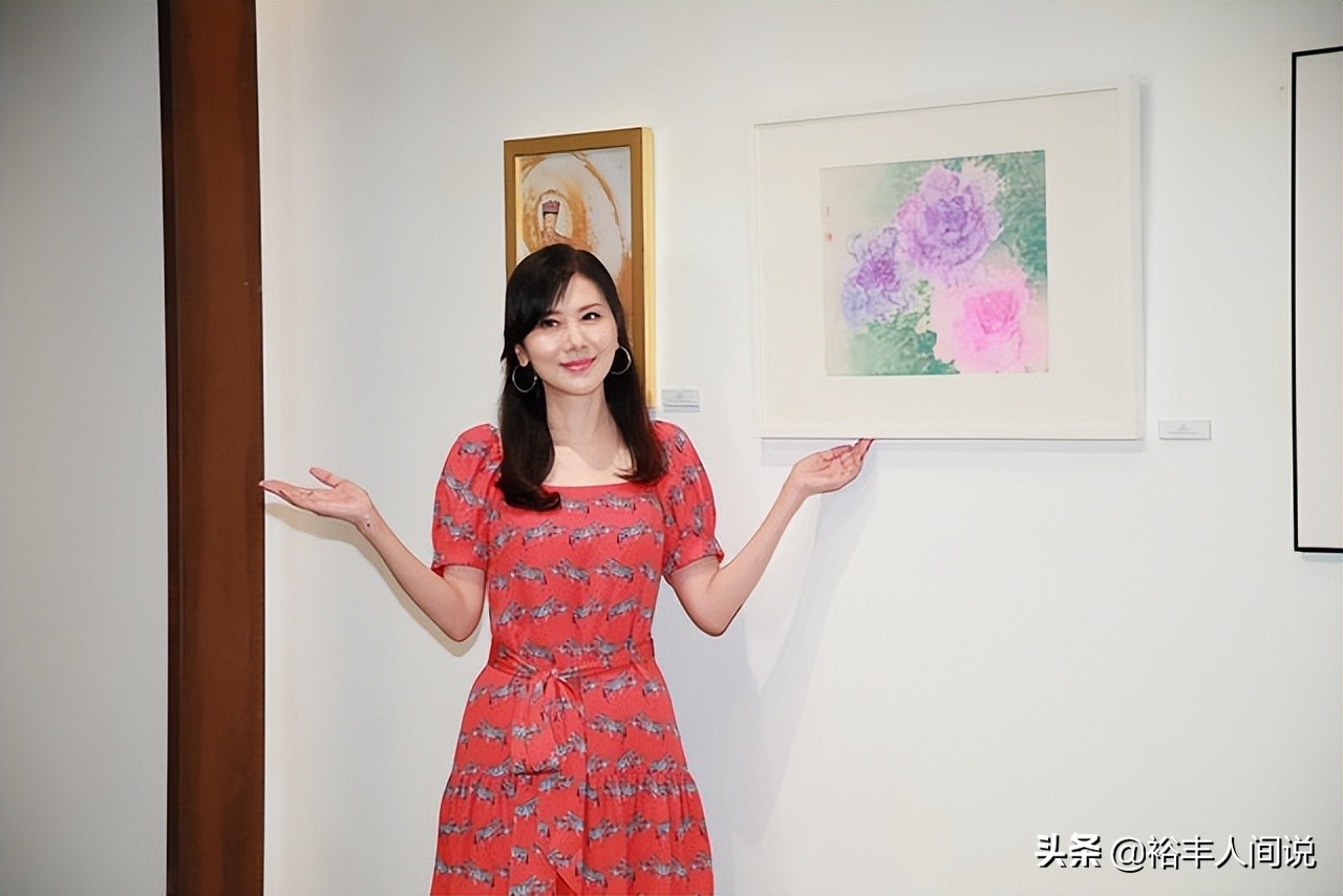 黄百鸣豪宅内高歌！两位同届港姐陪伴，一位嫁蒙古富豪，一位未婚
