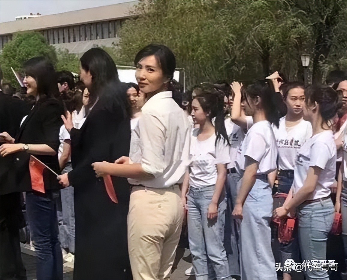 “万人迷”陈好：嫁给金融才子生下3胎，43岁身材苗条似少女
