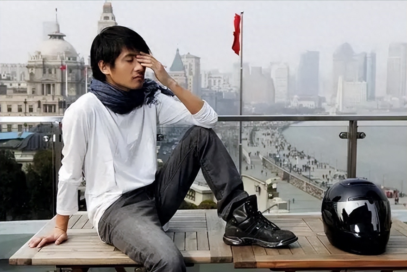 韩寒个人资料：成名后引发争议和围攻，婚姻磨平了他身上的棱角