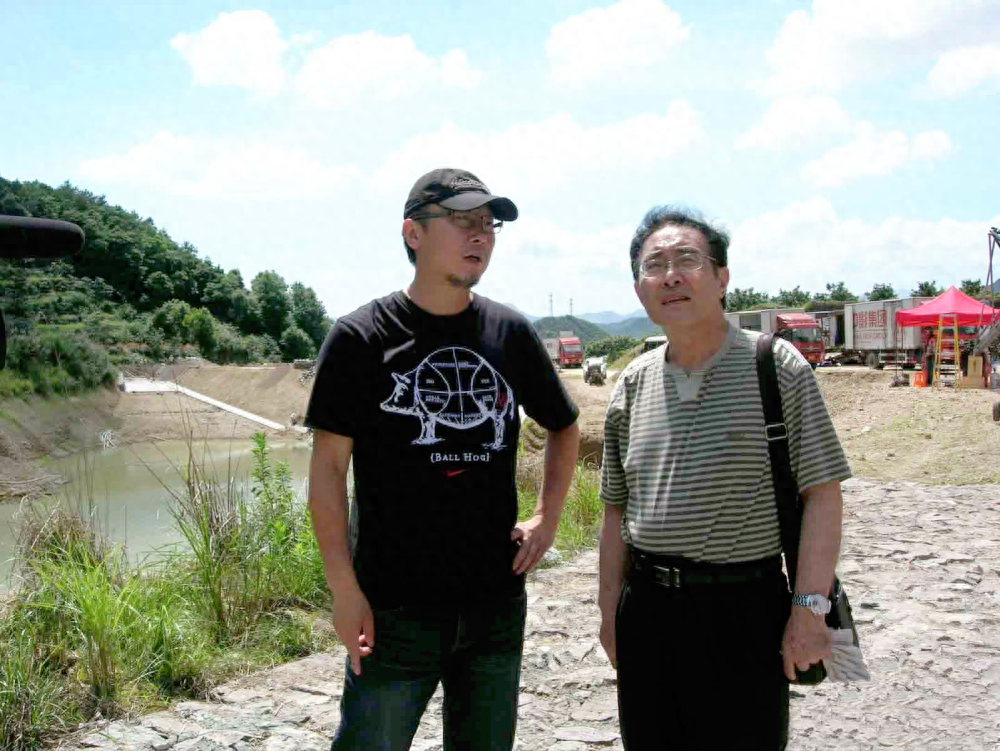 韩寒个人资料：成名后引发争议和围攻，婚姻磨平了他身上的棱角