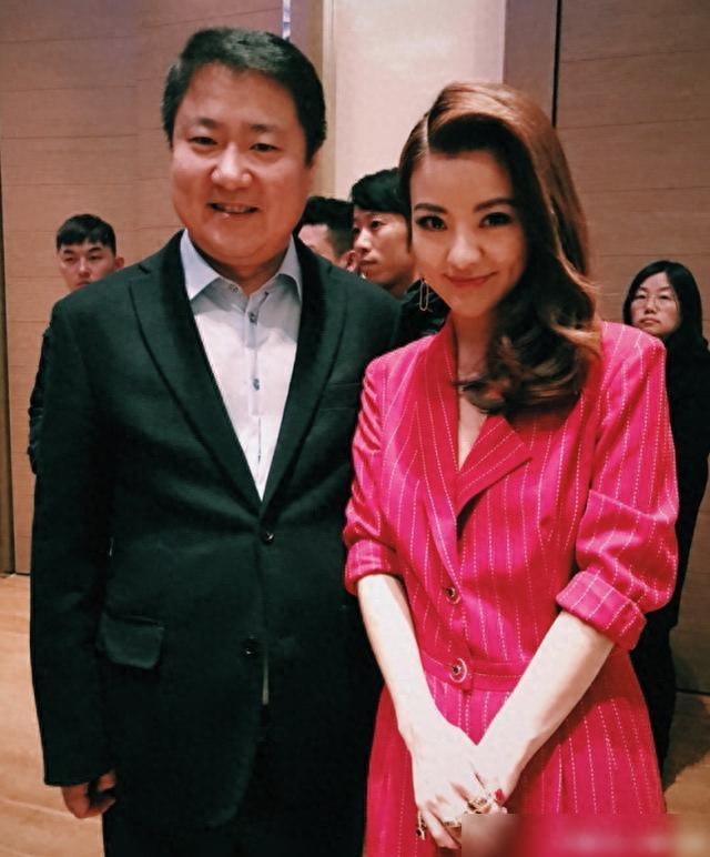 涂经纬个人资料：从贵州贵阳走出来的央视著名主持人，男友在雾中迷路了