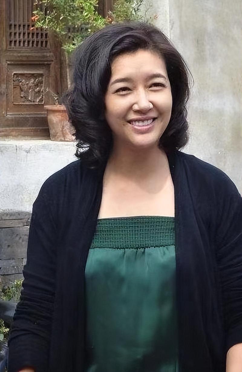 江珊个人资料简历（江珊的随性人生：曾是靳东爱人，四段恋情一段婚姻，53岁再遇真爱）