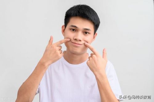 记住每天保持微笑用英语怎么说(朝某人微笑用英语怎么说)-第2张图片-