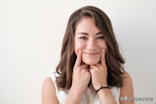 记住每天保持微笑用英语怎么说(朝某人微笑用英语怎么说)-第1张图片-