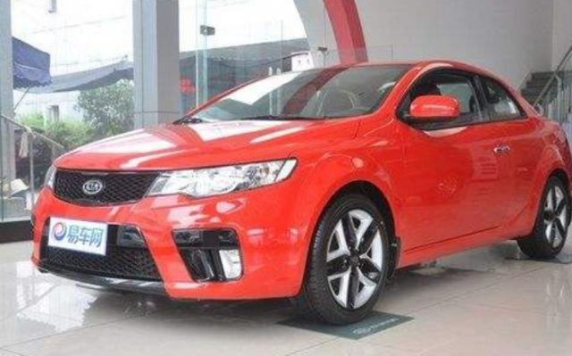 汽车：起亚Forte Koup，它是紧凑型双门汽车，非常宽敞，舒适！-