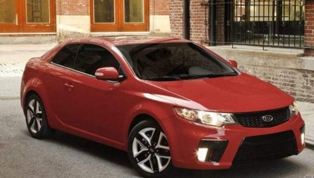 汽车：起亚Forte Koup，它是紧凑型双门汽车，非常宽敞，舒适！-