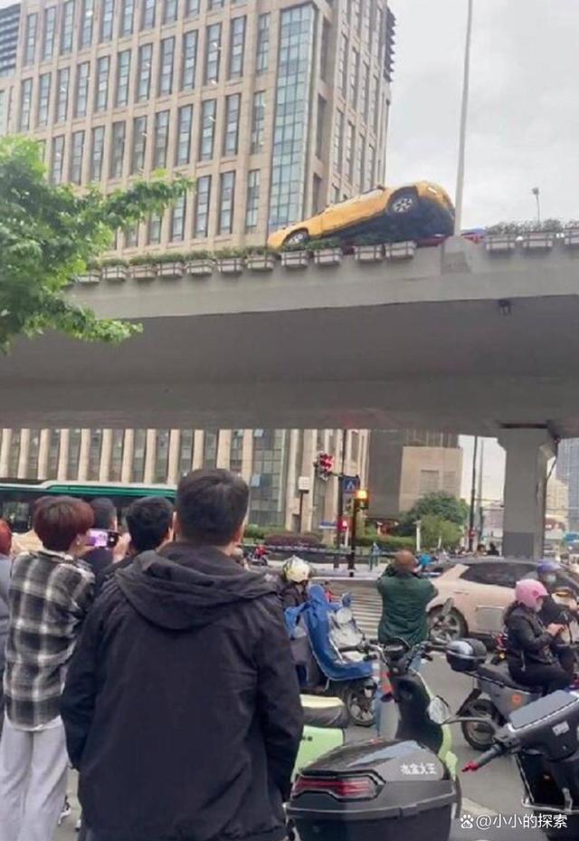 上海高架“斗气车”，一车骑跨高架栏，人员无伤，涉什么罪名？-