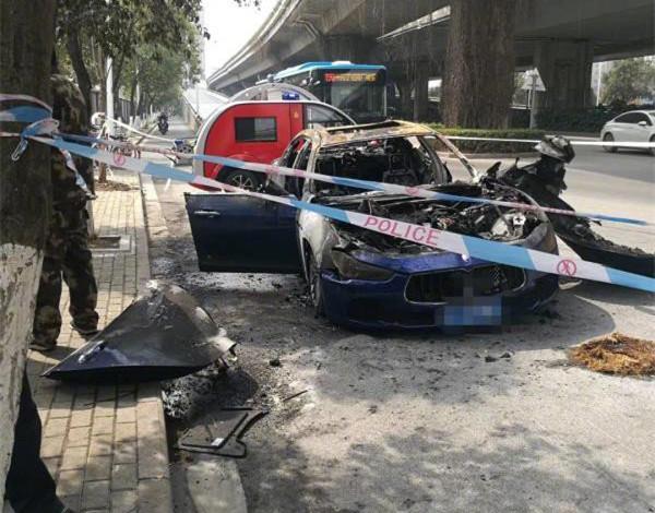 800万兰博基尼高速上自燃，几分钟烧成壳，驾驶员慌了：车是借的-