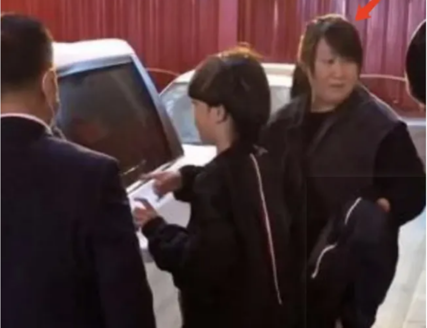赵本山简介及所有弟子（赵本山：家家有本难念的经，徒弟骚扰女粉丝，女儿一个柜子40万）