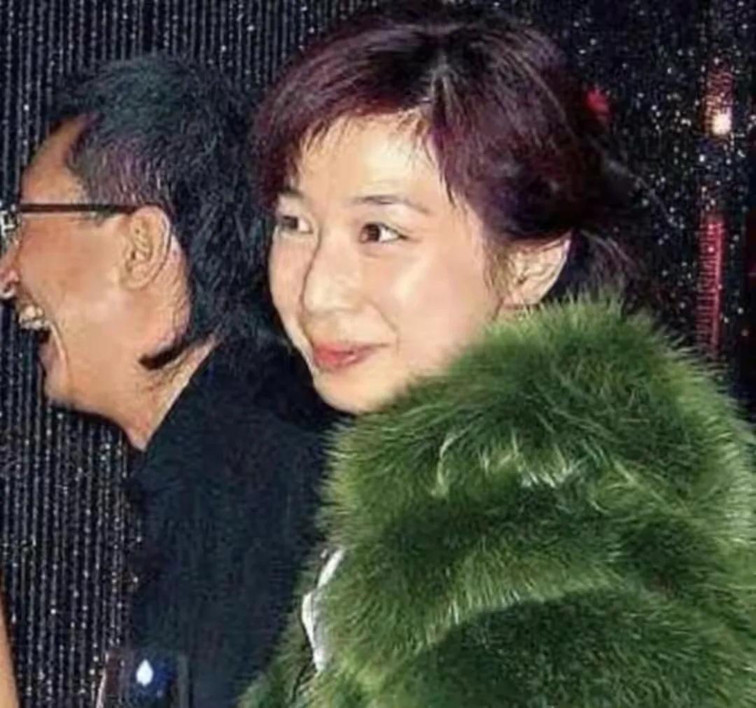 叶童资料:被姨妈养大,嫁大9岁丈夫,深爱他33年