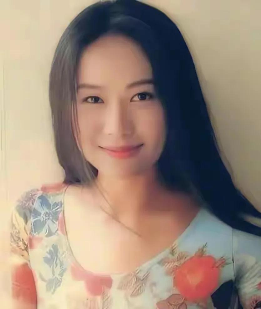 叶童资料:被姨妈养大,嫁大9岁丈夫,深爱他33年