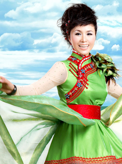 “草原歌后”乌兰托娅：夺回了《套马杆》，父亲却再也听不到