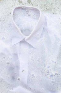 ​衬衣怎么洗不皱(白色衬衣怎么洗)