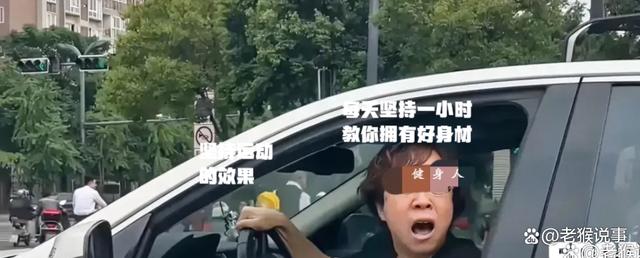 成都私家车拒不让行救护车，女车主怒吼救护车司机：凭什么让你-
