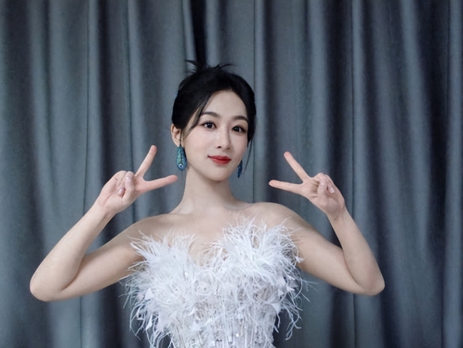 助威第二季!杨紫亮相长相思演唱会 秀光滑美腿