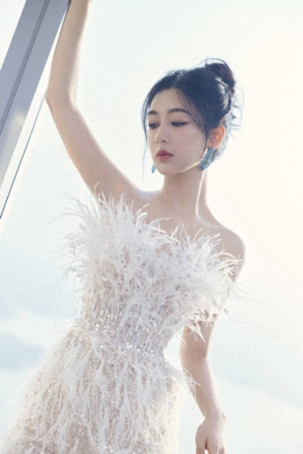 助威第二季!杨紫亮相长相思演唱会 秀光滑美腿