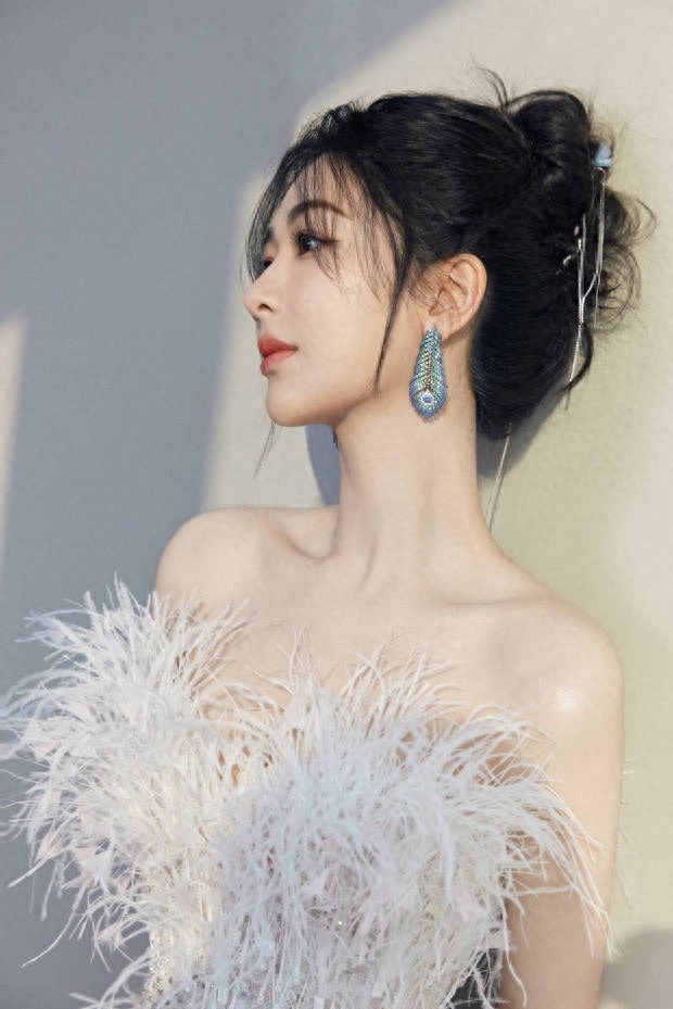助威第二季!杨紫亮相长相思演唱会 秀光滑美腿