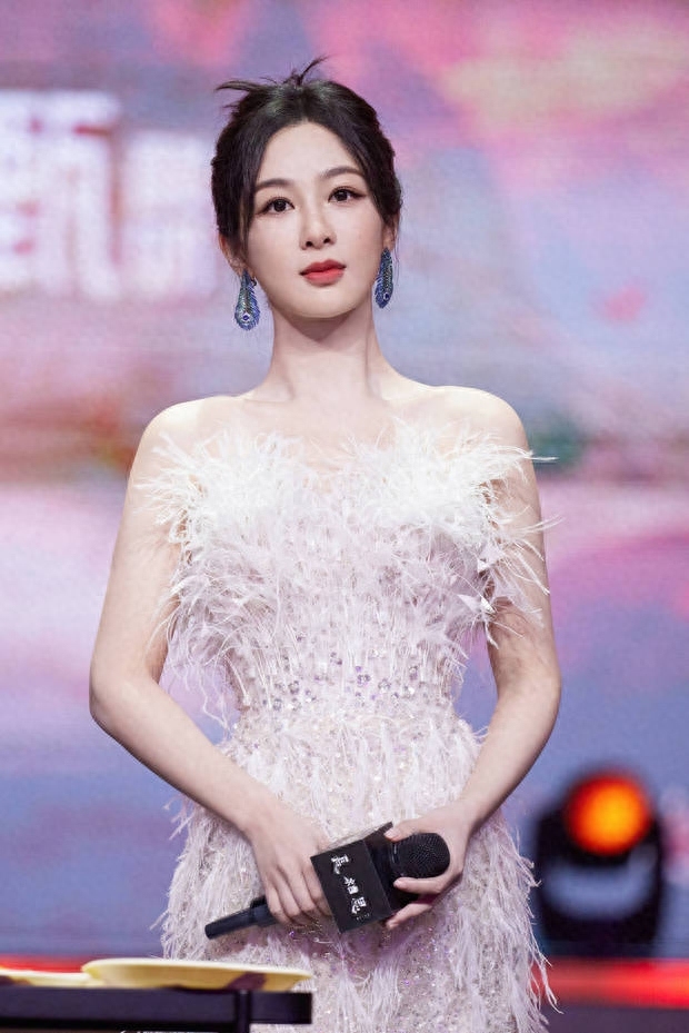 助威第二季!杨紫亮相长相思演唱会 秀光滑美腿