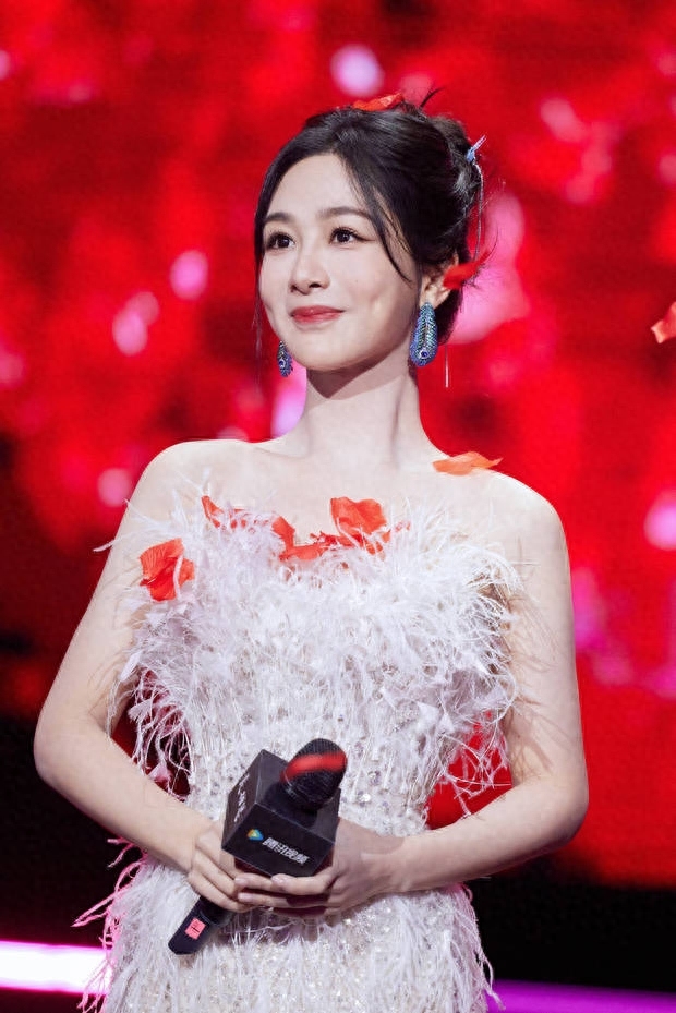 助威第二季!杨紫亮相长相思演唱会 秀光滑美腿