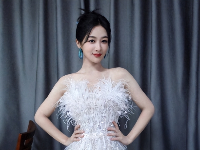 助威第二季!杨紫亮相长相思演唱会 秀光滑美腿