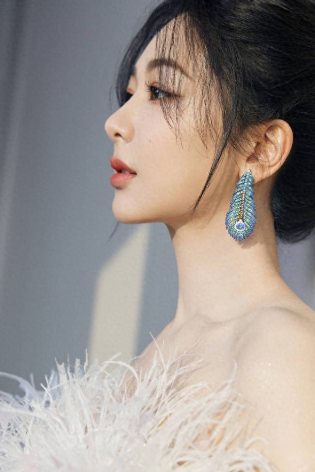 助威第二季!杨紫亮相长相思演唱会 秀光滑美腿