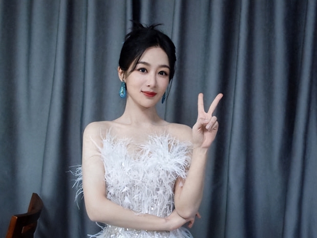 助威第二季!杨紫亮相长相思演唱会 秀光滑美腿