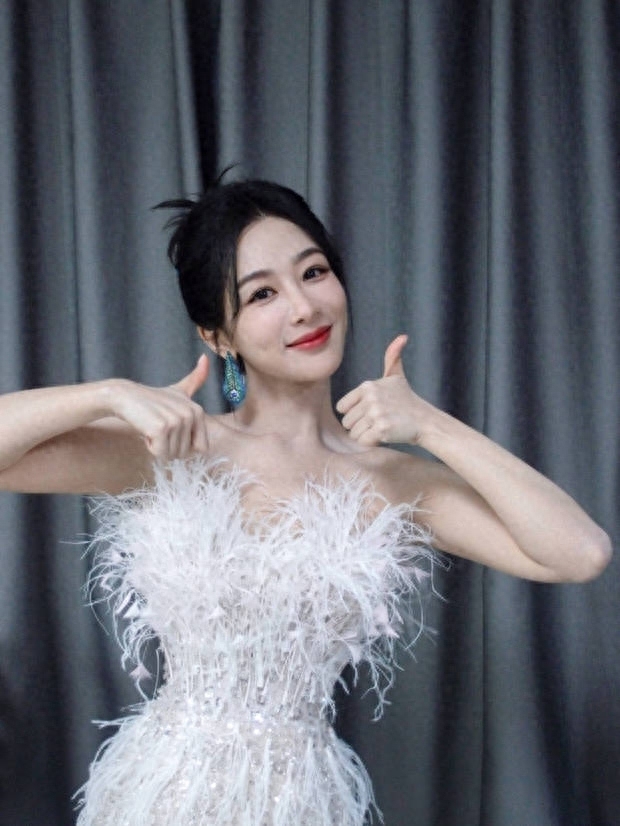 助威第二季!杨紫亮相长相思演唱会 秀光滑美腿