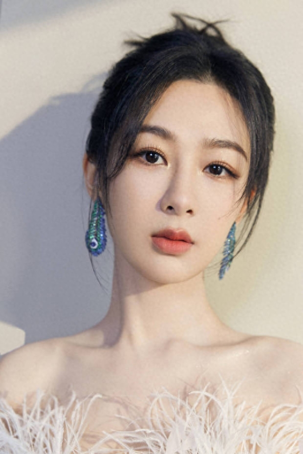 助威第二季!杨紫亮相长相思演唱会 秀光滑美腿