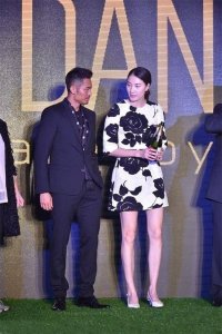 ​41岁谢杏芳逆生长！1米78变瘦变美，创业资产过亿，做林丹贤内助