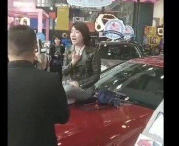 ​女车主“撒泼”大闹4s,奔驰官方终于回应：道歉
