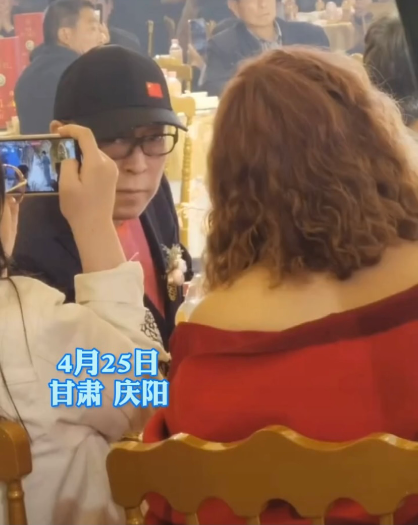 戏骨倪大红现身外甥女婚礼,戴胸花当证婚人,妻子还是倪萍的妹妹