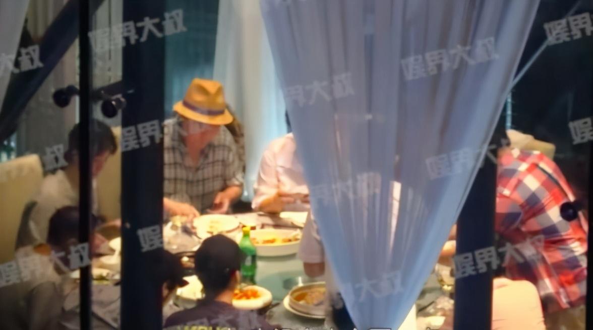 戏骨倪大红现身外甥女婚礼,戴胸花当证婚人,妻子还是倪萍的妹妹
