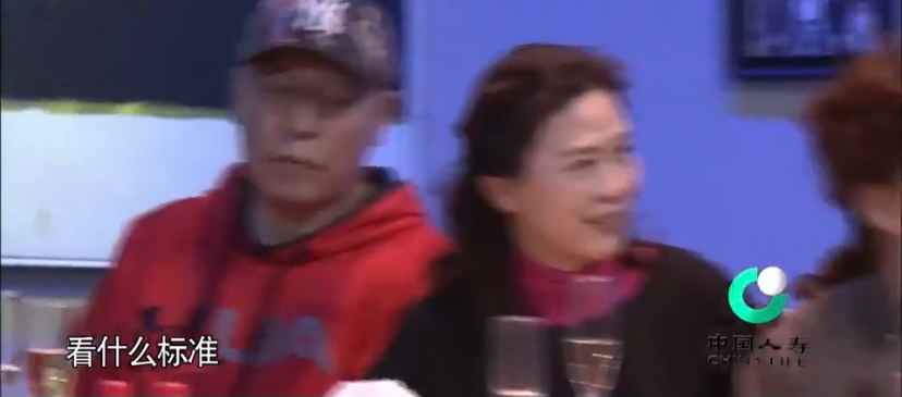 戏骨倪大红现身外甥女婚礼,戴胸花当证婚人,妻子还是倪萍的妹妹