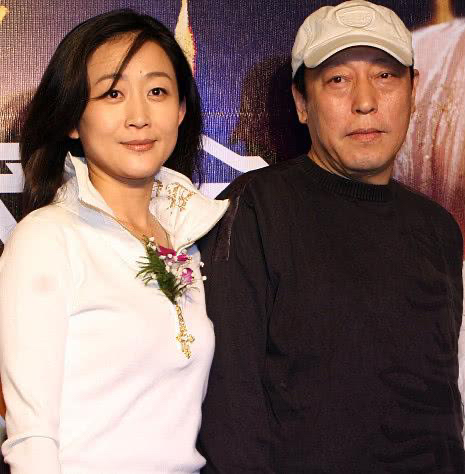 戏骨倪大红现身外甥女婚礼,戴胸花当证婚人,妻子还是倪萍的妹妹