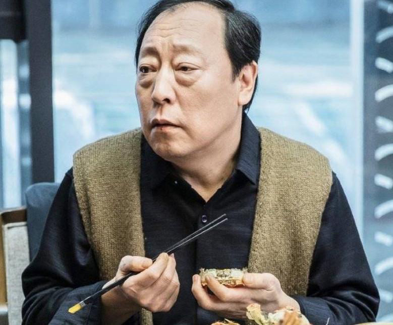 戏骨倪大红现身外甥女婚礼,戴胸花当证婚人,妻子还是倪萍的妹妹