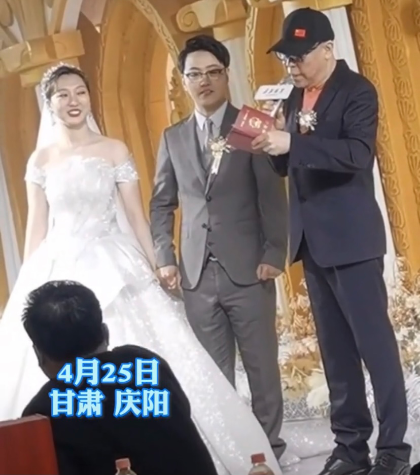 戏骨倪大红现身外甥女婚礼,戴胸花当证婚人,妻子还是倪萍的妹妹