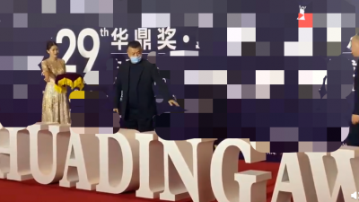 ​60岁倪大红红毯亮相，黑色西装显年轻，康洪雷戴口罩拍照略尴尬