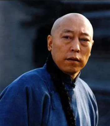 0岁倪大红红毯亮相,黑色西装显年轻,康洪雷戴口罩拍照略尴尬"