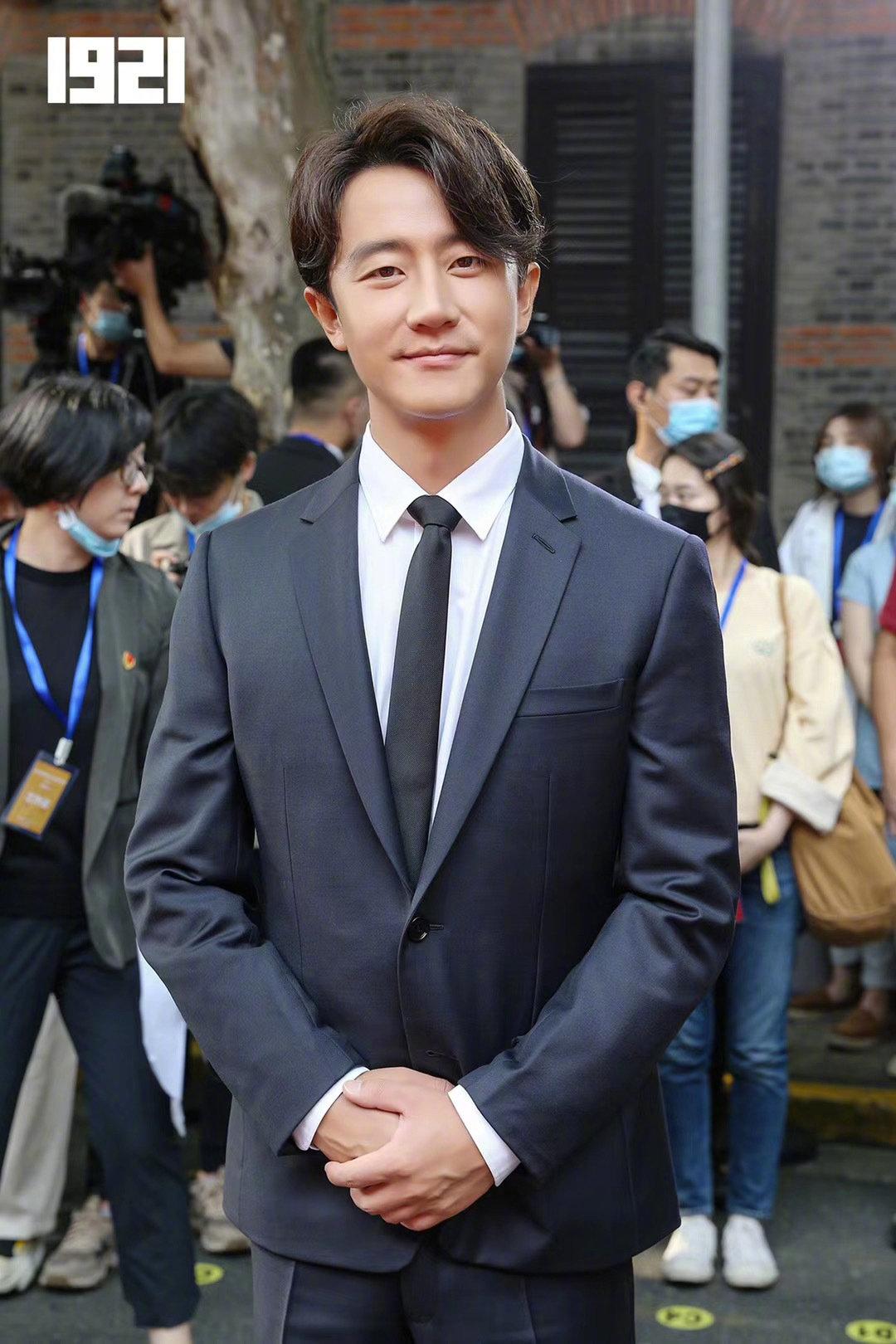 王俊凯新片路透,大长腿占全身5分之3,身材比例太好了吧