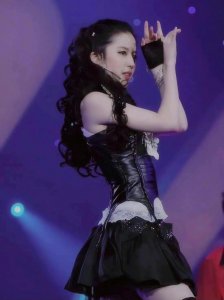 ​早年的刘亦菲这么拽，穿超短皮裙秀S曲线，原来仙女也有这一面