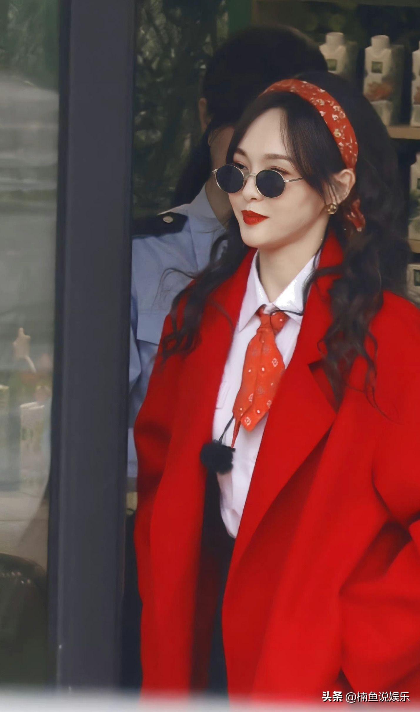 被唐嫣的新造型美到了！1米72身高演绎气质空姐，制服造型太抢眼