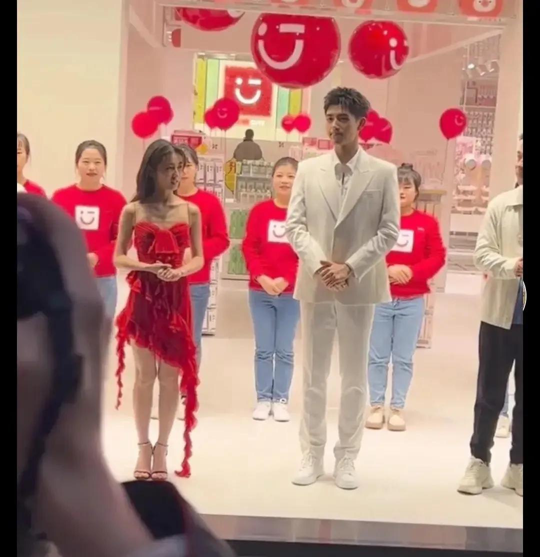 章子怡身高 :160的张子枫,同框164的章子怡,瞬间被碾压,谁谎报身高?