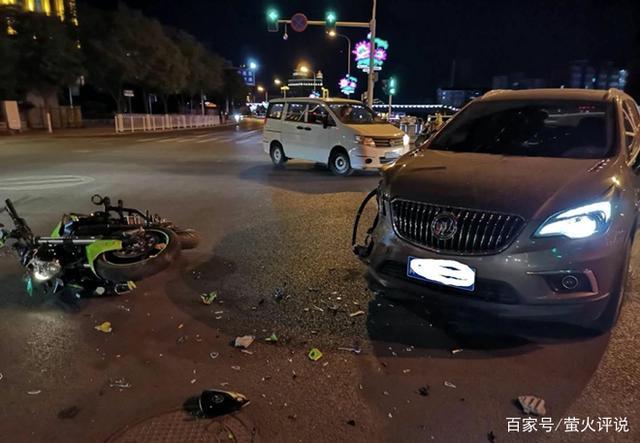张家口惨烈车祸：炸街摩托 撞上 SUV，驾驶人倒地一动不动！-